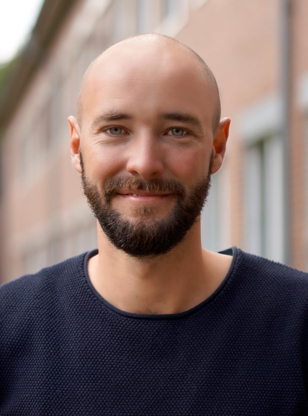 Dr.  Jonas Schmitt